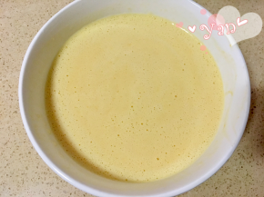 将搅打好的芒果椰奶液放入冰箱冷藏备用。