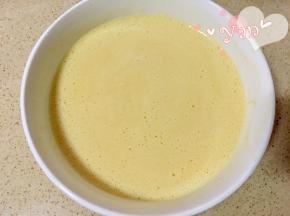 将搅打好的芒果椰奶液放入冰箱冷藏备用。