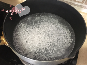 煮西米：水烧沸后放入西米，中大火焖15分钟。