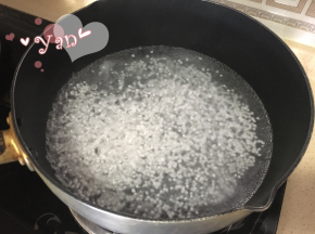 煮西米：水烧沸后放入西米，中大火焖15分钟。