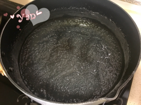 关火，继续焖10分钟至完全透明。如果西米没完全透明不用担心，还要再煮一次。沸水后继续煮10分钟，如果还没透明就继续焖10-20分钟。