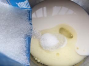 准备好所有材料，把牛奶，玉米油，细砂糖倒入盆中，用手动打蛋器搅拌至细砂糖融化。