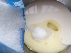 准备好所有材料，把牛奶，玉米油，细砂糖倒入盆中，用手动打蛋器搅拌至细砂糖融化。