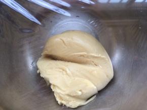 搅拌至无干粉状态，盖上保鲜膜放入冰箱松弛40-60分钟