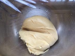 搅拌至无干粉状态，盖上保鲜膜放入冰箱松弛40-60分钟