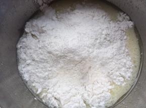 再加入粘米粉，糯米粉，小麦淀粉搅拌均匀。