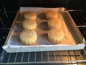 烤箱预热10分钟，上下火200度先烤10分钟，拿出来放至微热，鸡蛋黄加入几滴水搅拌均匀，在月饼刷上一层蛋黄液，烤箱温度上火转180度，下火165度，烤10分钟即可。