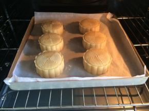 烤箱预热10分钟，上下火200度先烤10分钟，拿出来放至微热，鸡蛋黄加入几滴水搅拌均匀，在月饼刷上一层蛋黄液，烤箱温度上火转180度，下火165度，烤10分钟即可。