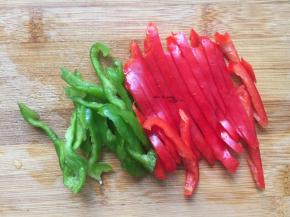 2.青红椒切丝