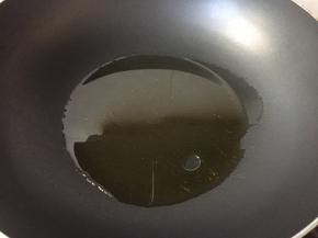 4.锅中加油烧热