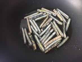 5.倒入臭干先煎一下然后盛出