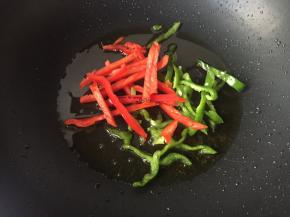6.底油炒辣椒，翻炒片刻