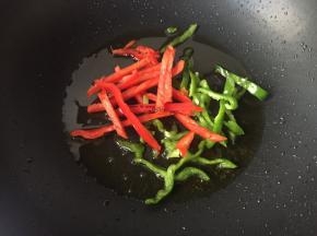 6.底油炒辣椒，翻炒片刻