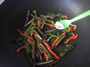 8.加入盐调味，翻炒匀出锅