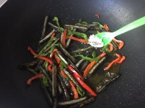 8.加入盐调味，翻炒匀出锅