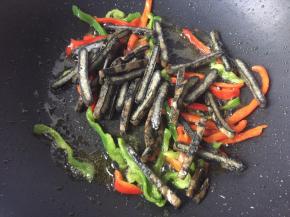 7.加入煎过的臭干