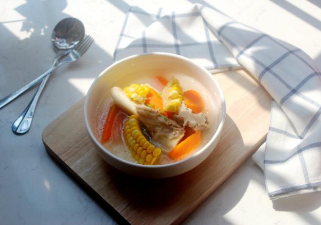 胡萝卜玉米大骨汤