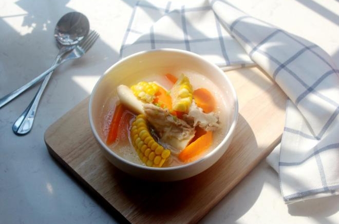 胡萝卜玉米大骨汤