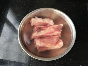 用清水先泡一个小时，有时间可以泡长一点时间，中途换了三次清水