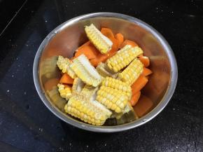 玉米切条，胡萝卜削皮切滚刀块，都洗净待用