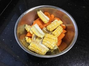 玉米切条，胡萝卜削皮切滚刀块，都洗净待用