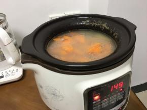 过半小时再接着加入胡萝卜，煲半个小时即可