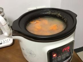 过半小时再接着加入胡萝卜，煲半个小时即可