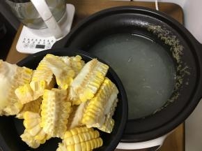 汤煲了一个小时的时候就开始发白了，加入玉米