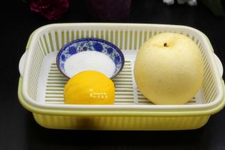 准备食材：秋梨、自制葡萄酒、柠檬、白砂糖等；