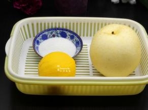 准备食材：秋梨、自制葡萄酒、柠檬、白砂糖等；