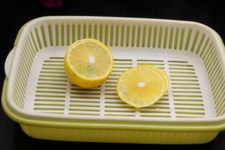 柠檬用盐戳戳外皮，切片；