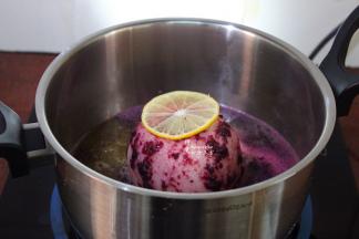 梨、柠檬片、白砂糖、自制葡萄酒倒入锅中混合；