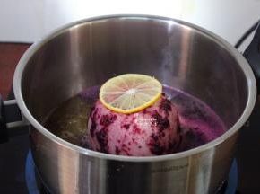 梨、柠檬片、白砂糖、自制葡萄酒倒入锅中混合；