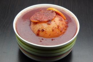 用保鲜盒装好，放入冰箱，让梨浸泡在葡萄酒更加入味；