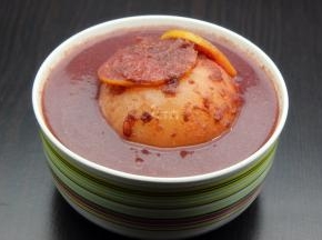 用保鲜盒装好，放入冰箱，让梨浸泡在葡萄酒更加入味；