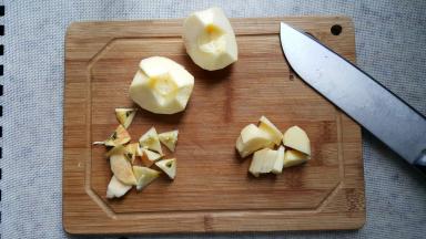 1．选一只苹果去核去皮，切成小块。