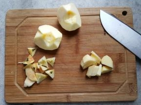 1．选一只苹果去核去皮，切成小块。