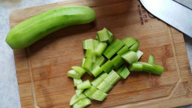 2．两只黄瓜，去皮后切成小块。