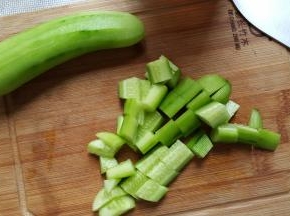 2．两只黄瓜，去皮后切成小块。