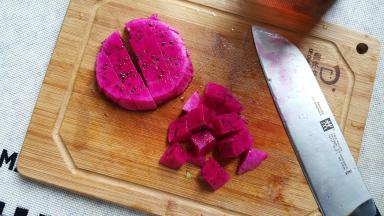 3．切适量红心火龙果，颜色有没有很漂亮呢？