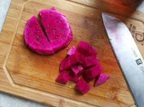 3．切适量红心火龙果，颜色有没有很漂亮呢？