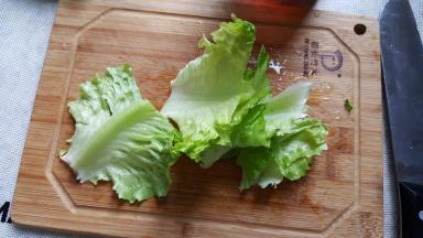 5．剩下的生菜不要浪费，可以切碎放入容器中。