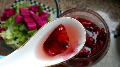 6．所有切好的蔬菜与水果放在一个大的容器中，加入两勺自制玫瑰醋。