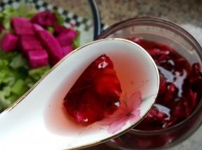 6．所有切好的蔬菜与水果放在一个大的容器中，加入两勺自制玫瑰醋。