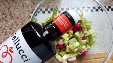 7．倒入适量的贝鲁奇特级初榨橄榄油。