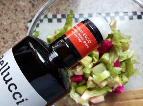 7．倒入适量的贝鲁奇特级初榨橄榄油。