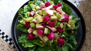 8．拌匀后放在，摆有生菜叶的盘子中间。