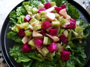 8．拌匀后放在，摆有生菜叶的盘子中间。