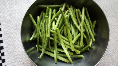 先把豇豆洗净，掰成段，不要太短。