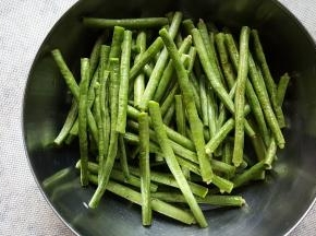 先把豇豆洗净，掰成段，不要太短。